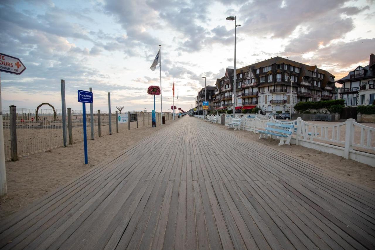 Trouville Sur Mer Vue Sur La Touque Exteriér fotografie