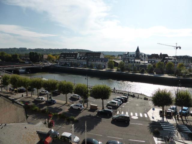 Trouville Sur Mer Vue Sur La Touque Exteriér fotografie